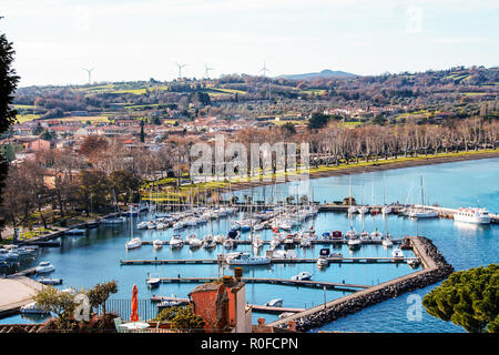 Blick auf den Bolsena See und der kleine Hafen von Capoddimonte, Latium, Italien Stockfoto