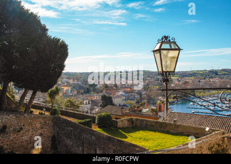 Blick auf den Bolsena See und der kleine Hafen von Capoddimonte, Latium, Italien Stockfoto