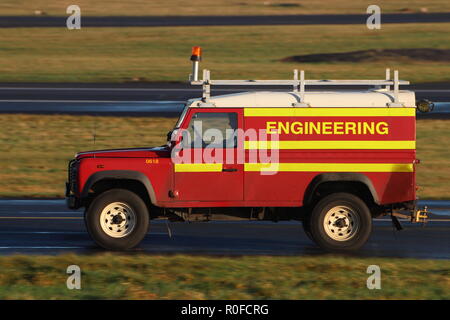 SL 05 ONV (0618), ein Land Rover Defender 110 vom Flughafen Prestwick Engineering Abteilung betrieben. Stockfoto