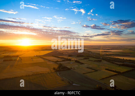 Schweben über die Ebenen in einem Heißluftballon bei Sonnenaufgang Stockfoto