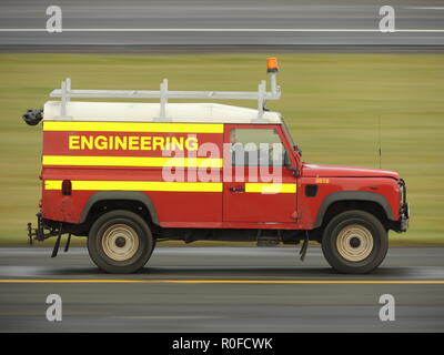 SL 05 ONV (0618), ein Land Rover Defender 110 vom Flughafen Prestwick Engineering Abteilung betrieben. Stockfoto