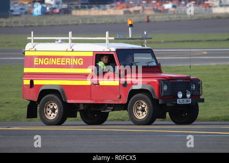 SL 05 ONV (0618), ein Land Rover Defender 110 vom Flughafen Prestwick Engineering Abteilung betrieben. Stockfoto