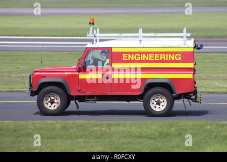 SL 05 ONV (0618), ein Land Rover Defender 110 vom Flughafen Prestwick Engineering Abteilung betrieben. Stockfoto