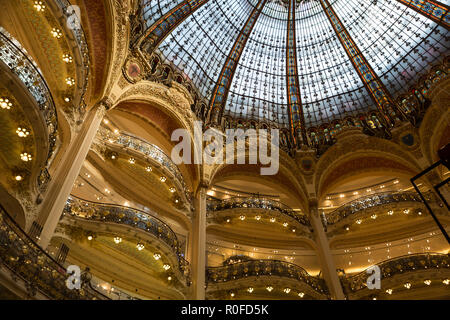 Die Galeries Lafayette in Paris. Die Architekten Georges Chedanne entworfen, das Geschäft, wo eine Art Nouveau Kuppel aus Glas und Stahl Stockfoto