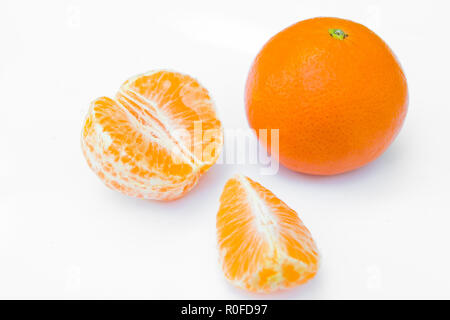Helles orange saftigen Mandarinen Schichten Draufsicht auf weißem Hintergrund Stockfoto