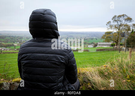 Ein einsamer Mann in einer ländlichen Lage in England, Großbritannien. Stockfoto