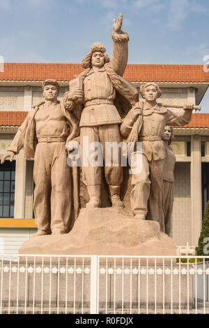 Statue, die den Kommunistischen Menschen vor dem Mausoleum von Mao auf dem Platz des Himmlischen Friedens, Peking Stockfoto