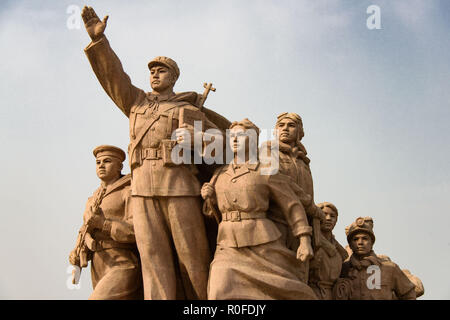 Statue, die den Kommunistischen Menschen vor dem Mausoleum von Mao auf dem Platz des Himmlischen Friedens, Peking Stockfoto
