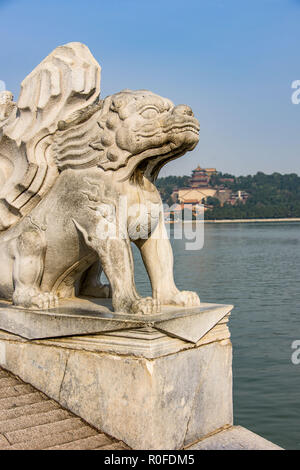 Weiße Marmorstatue am 17 Bogen Brücke an der Kunming See der Sommerpalast in Peking Stockfoto