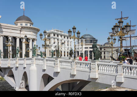 Neoklassischen Gebäude, die über die Brücke der Zivilisation, Skopje, Skopje Region, Republik Nördlich Mazedonien Stockfoto