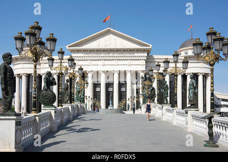 Archäologisches Museum von Mazedonien über Brücke der Kulturen, Skopje, Skopje Region, Republik Nördlich Mazedonien Stockfoto