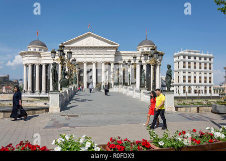 Archäologisches Museum von Mazedonien über Brücke der Kulturen, Skopje, Skopje Region, Republik Nördlich Mazedonien Stockfoto