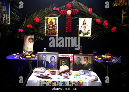 Ein Altar mit Bildern der Verstorbenen geschmückt ist, während der Tag der Toten in Coyoacan, Mexiko angezeigt Stockfoto