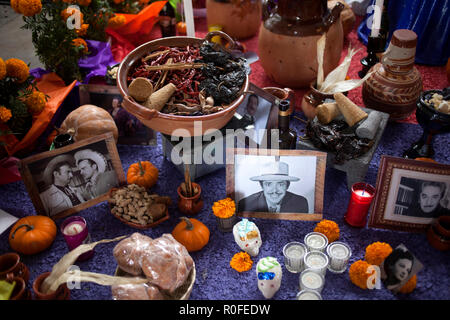 Ein Altar mit Bildern von verstorbenen Menschen und Lebensmitteln eingerichtet wird während der Tag der Toten in Coyoacan, Mexiko angezeigt Stockfoto