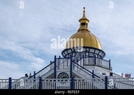 EASTBOURNE, East Sussex/UK - 4. NOVEMBER: Blick auf die Camera Obscura auf Eastbourne Pier in East Sussex am 4. November 2018 Stockfoto