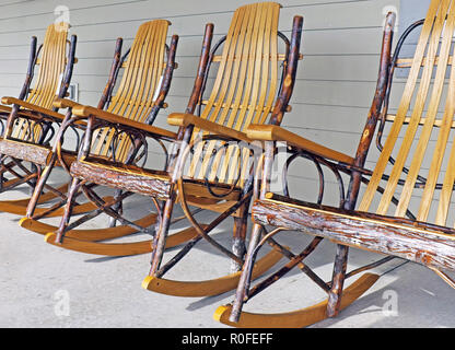 Handgefertigte Holzrockstühle sitzen auf einer Terrasse in der Ohio Amish Gemeinde Sugarcreek, Ohio, USA. Stockfoto