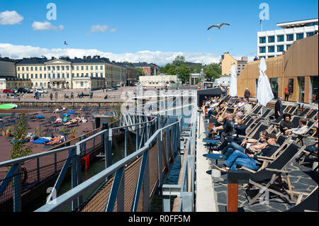 23.06.2018 - Helsinki, Finnland, Europa - ein Blick auf die Allas Meer Pool Terrasse mit dem Hafen, dem zentralen Marktplatz und dem Präsidentenpalast. Stockfoto