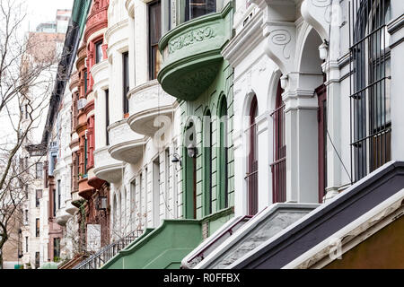 Bunte Reihe der historischen Häuser entlang der West 80. Straße an der Upper West Side Viertel von Manhattan, New York City Stockfoto