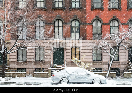 New York City winter street scene mit Schnee bedeckt Auto auf Stuyvesant Straße im East Village in Manhattan geparkt Stockfoto