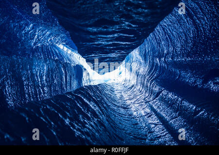 Nach dem Abseilen in dieser vertikalen Tunnel, mein Freund zog mein Seil, damit ich diese Aufnahme erhalten könnte. Ein Wasserfall stürzt nach unten nach links und die t Stockfoto