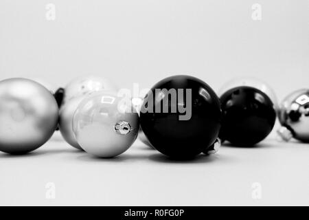 Monochrome elegante Weihnachten Hintergrund von Christbaumschmuck. Stilvoll Urlaub Bild in Schwarz und Weiß. Stockfoto