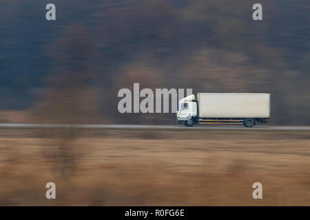 Lkw schnell auf einer Vorstadtstraße Stockfoto