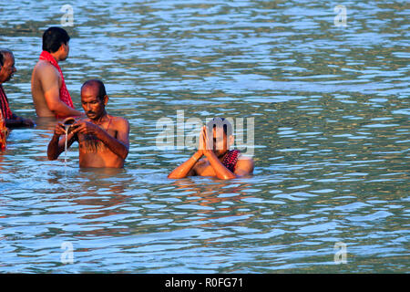 KOLKATA, Indien - Januar 14, 2016: Indien Familie in der Badewanne auf dem Wasser von Ganga während der Kumbh Mela. Ganga Wasser auch nicht zum Baden geeignet Stockfoto