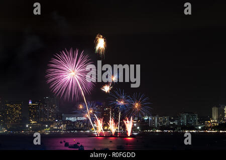 Feuerwerk erforscht über Stadtbild in der Nacht im Hafen im Pattaya. Urlaub festliche Feier Hintergrund Stockfoto