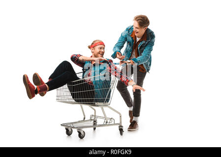 Lächelnden jungen Mann, der Warenkorb mit männlichen Freund gestikulierte mit Händen isoliert auf weißem Stockfoto