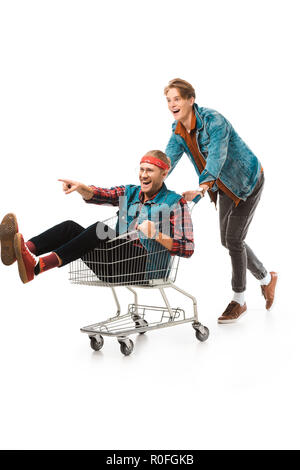 Junge hipster Mann, der Warenkorb mit männlichen Freund zeigt mit dem Finger isoliert auf weißem Stockfoto