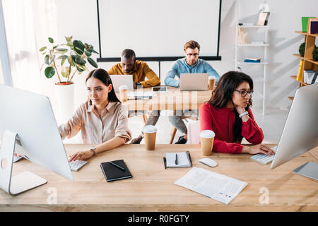 Interracial junge Geschäftsleute arbeiten im Büro ausgerichtet Stockfoto