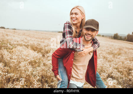 Glückliche junge Frau auf Freund in Blume Bereich Netzwerk zugreift. Stockfoto