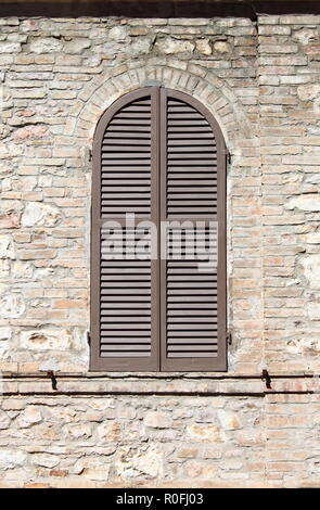 Im italienischen Stil Fenster mit geschlossenen Fensterläden Stockfoto