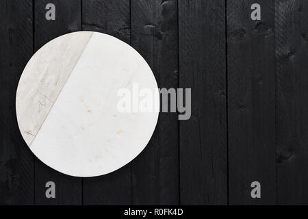 Blick von oben auf weißem Marmor Platte serviert auf schwarzer Holztisch mit kopieren. Stockfoto