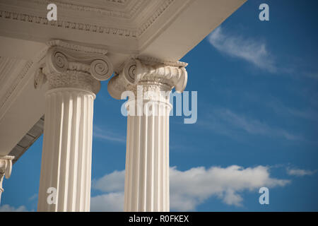 Spalten auf und blauer Himmel. Stockfoto