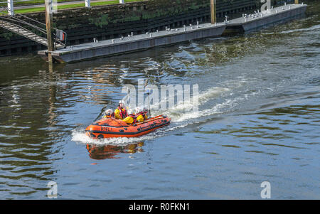 RNLI Crew Training in Teddington, England, Großbritannien Stockfoto