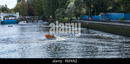 RNLI Crew Training in Teddington, England, Großbritannien Stockfoto