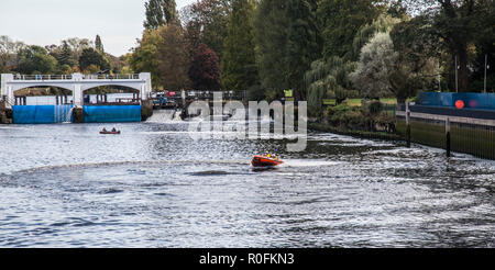 RNLI Crew Training in Teddington, England, Großbritannien Stockfoto