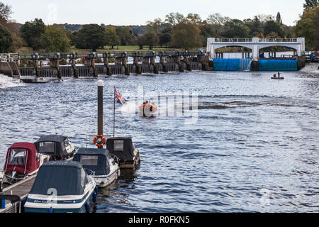 RNLI Crew Training in Teddington, England, Großbritannien Stockfoto