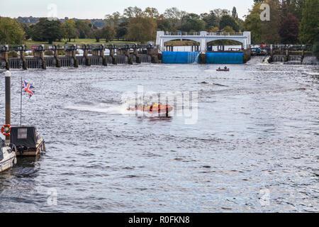 RNLI Crew Training in Teddington, England, Großbritannien Stockfoto