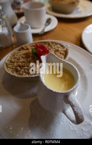 Nachmittagstee und mit der Creme zerbröseln Stockfoto