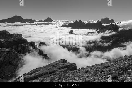 Wolkenflut im Morgengrauen über dem Ampezzo-Tal. Die Dolomiti. Italienische Alpen. Schwarz weiße Berglandschaft. Europa. Stockfoto