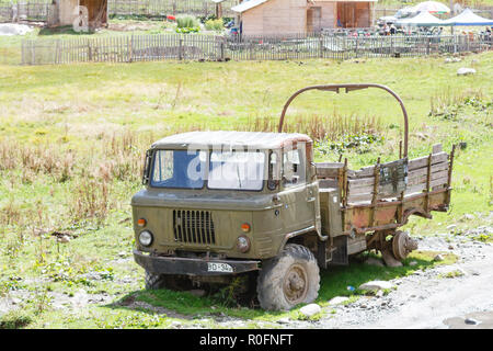 Alten, verlassenen Rusty militärische Fahrzeug. Sonnigen Tag in Harderwijk, Swaneti, Georgien Stockfoto