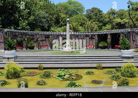 Durch eine ornamentale Seerosenteich im Botanischen Garten in Auckland, Neuseeland an einem sonnigen Sommertag entspannen. Dieser 64 Hektar große Park hat mehr als 10.000 Pflanzen Stockfoto