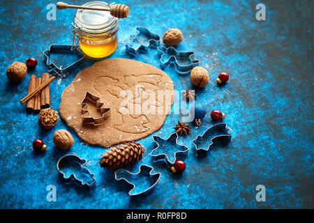 Weihnachten backen Konzept. Lebkuchen Teig mit verschiedenen cutter Formen Stockfoto