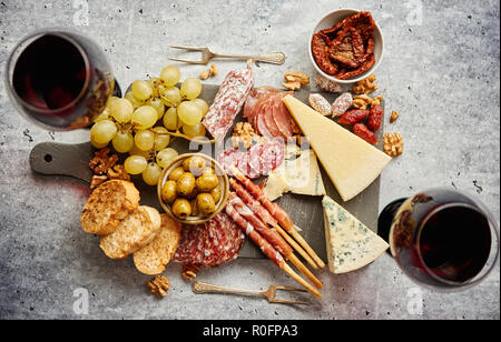 Kalte Snacks board mit Fleisch, Trauben, Wein, verschiedene Käsesorten Stockfoto