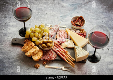 Kalte Snacks board mit Fleisch, Trauben, Wein, verschiedene Käsesorten Stockfoto