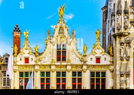 Die reich verzierten Giebel des alten bürgerlichen Registrar Gebäude der Brugse Vrije auf dem Burgplatz im Herzen der mittelalterlichen Stadt Brügge, Belgien Stockfoto