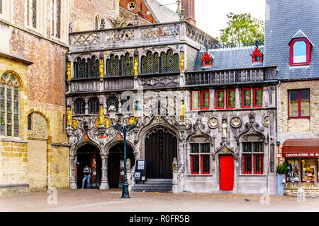 Basilika des Heiligen Blutes auf dem Burgplatz im Herzen der historischen Stadt Brügge, Belgien. Stockfoto