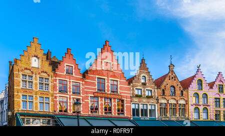 Das bunte mittelalterliche Häuser mit Schritt Gables Futter der zentralen Markt (Marktplatz) im Herzen von Brügge, Belgien. Stockfoto